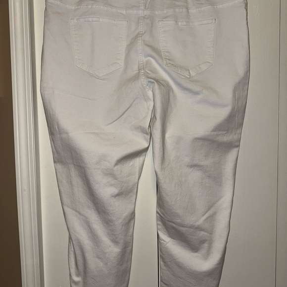 D/C Brand New Slightly Curvy Fit Straight Leg Cropped Jeans - Picture 3 of 9